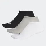 Pack de tres pares de medias Adidas tobilleras, con logo Trifolio en el empeine. Incluye un par negro, un par gris y un par blanco.