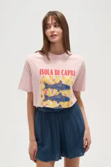 Remera rosa de algodón con cuello redondo y estampado de dos peces azules sobre limones.