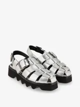 Sandalias negras de cuero con plataforma, diseño tejido y hebilla plateada.