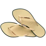 Ojotas Havaianas Slim Point color crema con contorno verde oscuro y logo en las tiras.