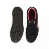Zapatillas de cuero negras con detalles en rosa y suela de goma, inspiradas en el estilo terrace y el fútbol.
