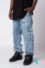 Pantalón jean celeste con efecto lavado, de corte recto y estilo cargo, con bolsillos laterales con fuelle y botón.