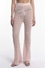 Pantalón de crochet color rosa claro, con cintura elástica y corte acampanado.