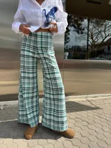 Pantalón oxford de lino italiano con estampado escocés en tonos verde, blanco y negro. Tiro medio alto y pierna ancha.