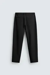 Pantalón regular fit color azul marino, confeccionado en tejido elástico. Cuenta con bolsillos frontales, bolsillos traseros de vivo con botón y cierre frontal con cremallera y botón.