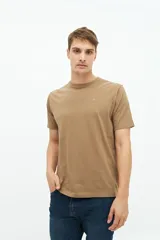 Remera azul marino de manga corta con logo bordado en el pecho.