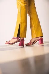 Sandalias de cuero color fucsia con tiras finas cruzadas y strass.