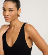 Vestido midi rojo ajustado, de punto texturizado, con escote en V y breteles medianos.