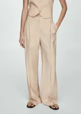 Pantalón de vestir color beige con finas rayas verticales, corte recto y diseño largo.
