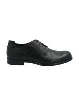 Zapato de vestir de cuero negro, con cordones y suela plana.