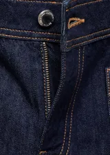 Pantalón de jean azul oscuro, corte wideleg, tiro alto, con bolsillos delanteros de parche y cierre frontal con cremallera y botón.