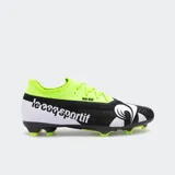 Championes de fútbol Le Coq Sportif modelo Striker Zone, color negro con detalles en verde neón y blanco. Presentan capellada de tejido elastizado, cuello integrado y suela con tapones para césped firme (FG).