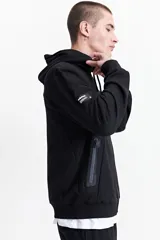 Campera gris de felpa sin frisa, con capucha, cierre frontal y bolsillos laterales con cierre. Logo estampado en relieve en el pecho.