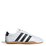 Championes Adidas Grand Court Lo, color blanco con detalles en negro, con las tres tiras clásicas de la marca en los laterales y suela de goma color caramelo.