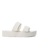 Sandalias negras de goma con plataforma y doble tira con ajuste de velcro.