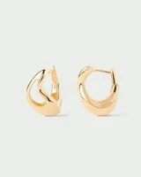 Aros tipo argolla gruesa, de metal dorado con diseño irregular.
