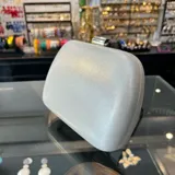 Clutch plateado brillante de eco cuero, con asa de cadena desmontable plateada.