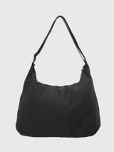 Bolso negro de poliéster con compartimento para mat de yoga y bolsillos con cierre en el exterior.