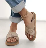 Sandalias bajas color beige con tiras cruzadas y detalles calados.