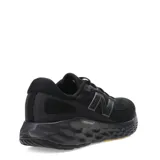 Championes de running New Balance, color negro con detalles en dorado en la suela y el logo.