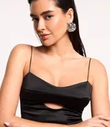 Top cropped negro con breteles finos, escote redondeado y recorte cutout abajo del busto.