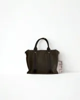 Cartera tipo tote de cuero color verde oliva con doble asa de mano y correa de cuero marrón.
