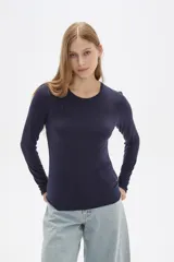 Remera color gris de lyocell, de manga larga, corte ajustado y cuello redondo.