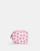 Monedero blanco con estampado de pretzels rosas, cierre circundante y puller decorativo rosa.