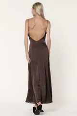 Vestido largo color chocolate confeccionado en satén, con breteles finos, escote en V y paneles laterales de encaje.