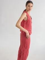 Pantalón cigarette de lino color ladrillo, de tiro alto y corte recto.