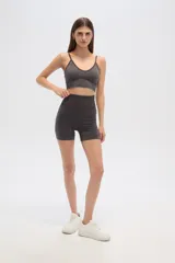 Short deportivo gris con cintura alta acanalada y corte ajustado al cuerpo.
