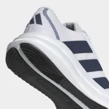 Championes de running Adidas modelo Galaxy 7, color blanco con las tres tiras laterales en azul marino. Presentan una mediasuela con tecnología Cloudfoam para mayor amortiguación y empeine textil transpirable.