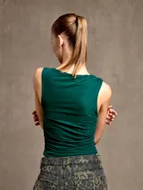 Musculosa verde esmeralda con cuello redondo y frunces laterales.