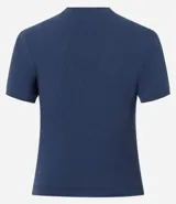 Remera ajustada de manga corta, color azul marino, con cuello redondo ribeteado en blanco.