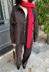 Sobrecamisa oversize color chocolate confeccionada en denim bio certificado con acabados biodegradables y suavizante vegetal de bajo impacto ambiental.