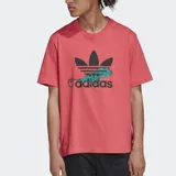 Remera de algodón color rosado con el logo de adidas en el frente, estampado en colores contrastantes.