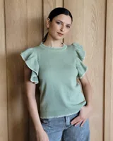 Musculosa blanca de punto con cuello redondo y mangas con volados.