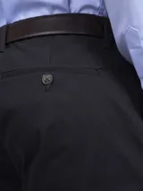 Pantalón color beige de calce comfort, confeccionado en tejido sateen con algodón y spandex.