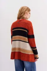 Cárdigan tejido de calce holgado, mangas largas y diseño a rayas horizontales en tonos naranja, negro, beige y blanco.