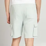 Short deportivo celeste con bolsillos laterales y traseros con cierre.