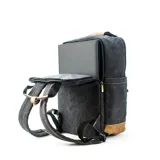 Mochila marrón de tela canvas con compartimento para notebook y accesorios de mate.