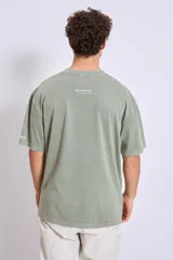 Remera gris oscuro de corte holgado con estampado pequeño en el pecho.