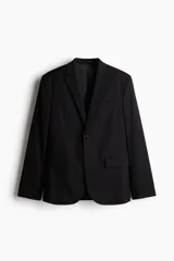 Blazer negro de corte slim fit, con solapas de muesca finas y ojal decorativo. Modelo de botonadura sencilla con bolsillo superior insertado, bolsillos delanteros con solapa, dos bolsillos en el interior y botones decorativos en los puños. Abertura doble atrás.