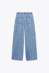 Pantalón de jean azul oscuro, de tiro medio, corte ancho y largo, estilo jogger con cintura elástica ajustable con cordones, bolsillos delanteros de vivo y bolsillos de parche en la espalda.