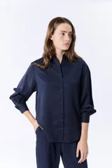 Conjunto de camisa de manga larga y pantalón palazzo azul marino.