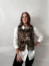 Chaleco con estampado animal print, con lazos para atar en el cuello y en la cintura.