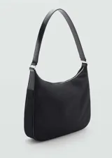 Bolso tipo hobo negro de poliamida con forro de poliéster y correa de hombro fina. Cierre superior con cremallera.