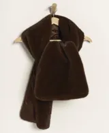 Bufanda de pelo sintético color beige claro, con forro interior satinado.