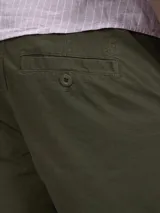 Bermuda cargo verde militar de calce casual confeccionada en ripstop con spandex.