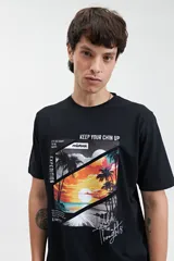 Remera negra de algodón con estampado de palmeras, playa y atardecer.